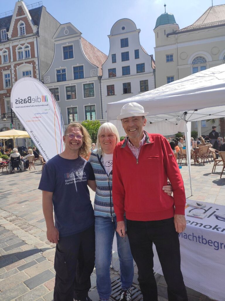 Unsere Frontfrau mit zwei Kandidaten am Infostand am 19. Mai 2025 - nach dem Eis